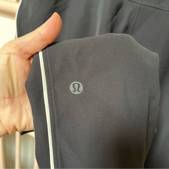 Lululemon On the Right Track Pant in Black 12 NWOT - Picture 11 of 11